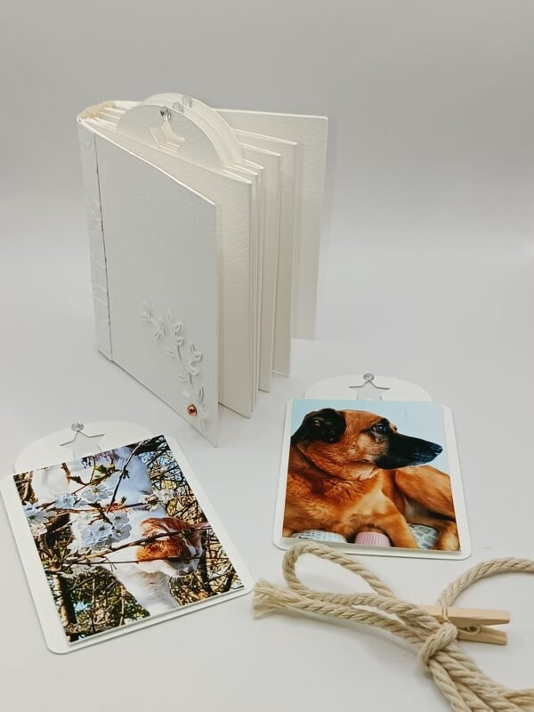 mini-album blanc fait main posé