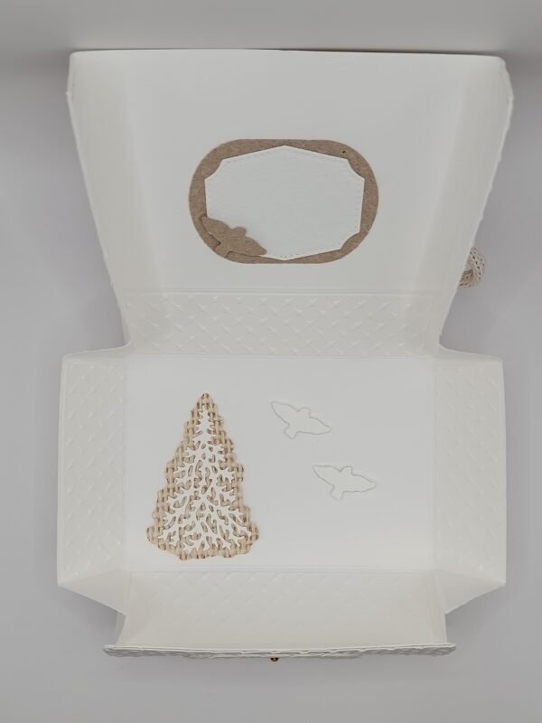 boîte faite main avec sapin et oiseau décoratif