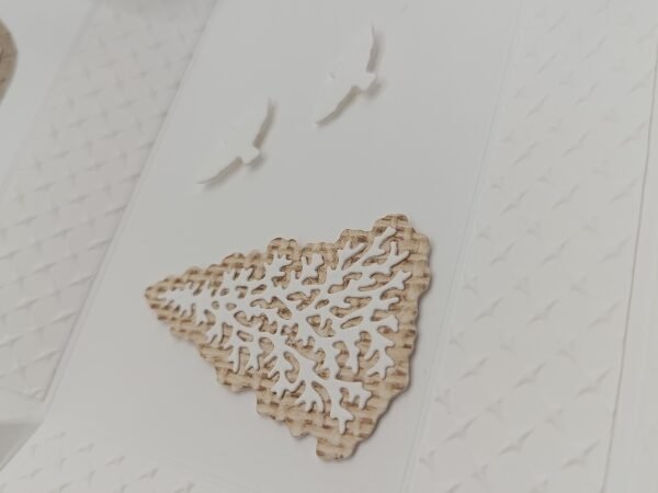 détail du sapin en relief sur la boîte artisanale bois sapin