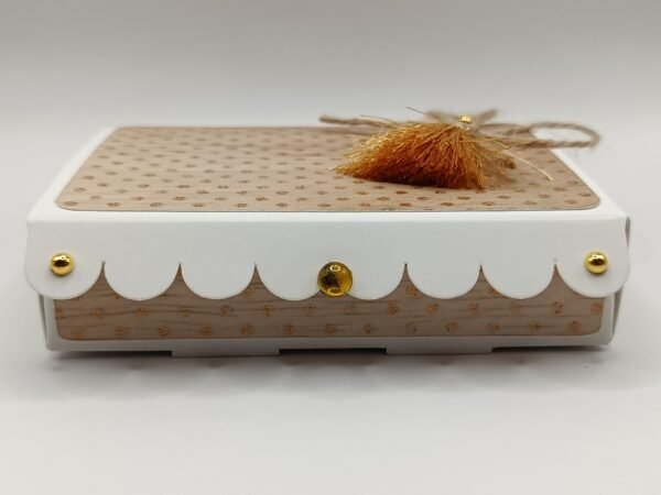 boîte artisanale dorée mise en scène